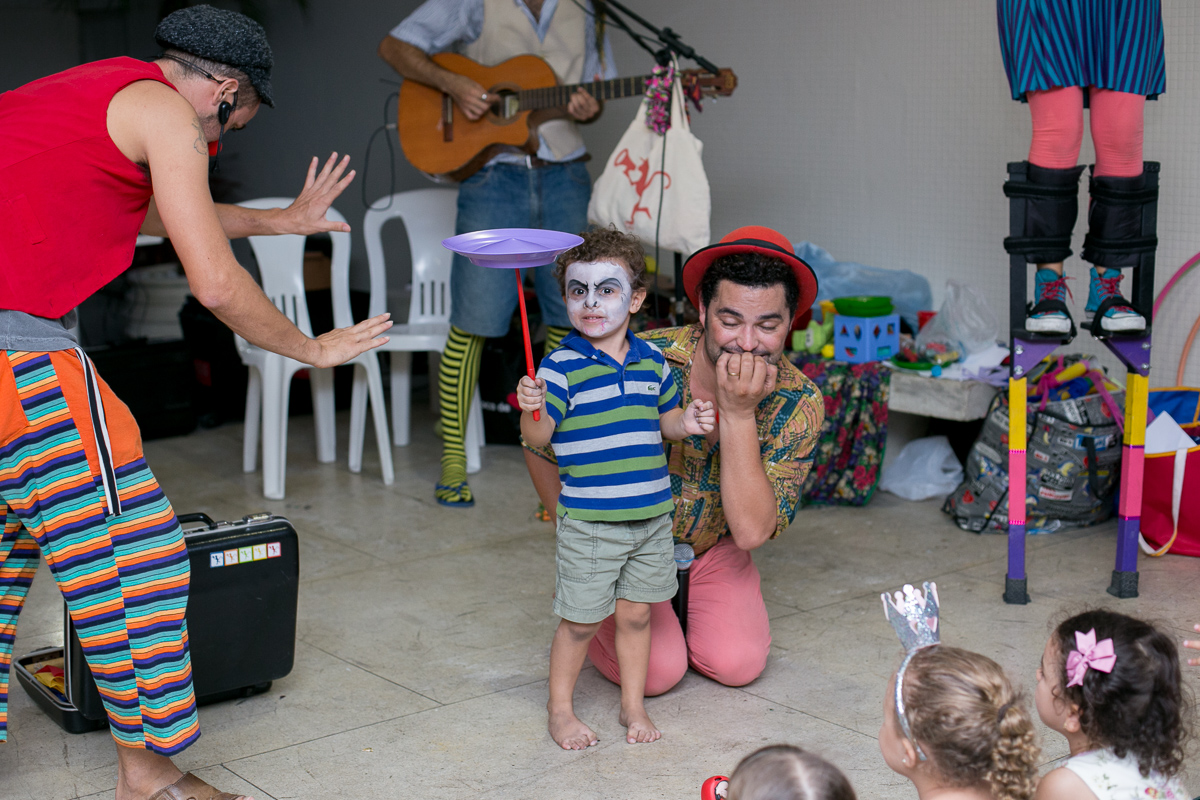 decoração, festa de menina, mundo cor de rosa, paper doll, parabéns, três anos, amigos, família, amor, felicidade, bagunça, circo, pintura, cowboy, parabéns, bolo, bonecas