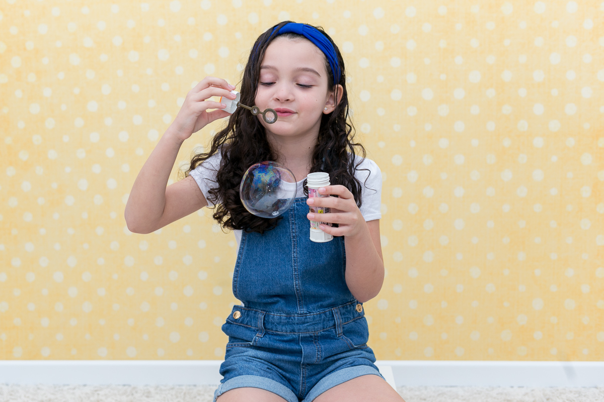 mãe de menina, ensaio infantil, ensaio fotografico, ensaio de irmãs, fotografia de família, fotografia de crianças, fotografia de amor, tinta, bagunça, baby, bolinha de sabão, bagunça, alegria