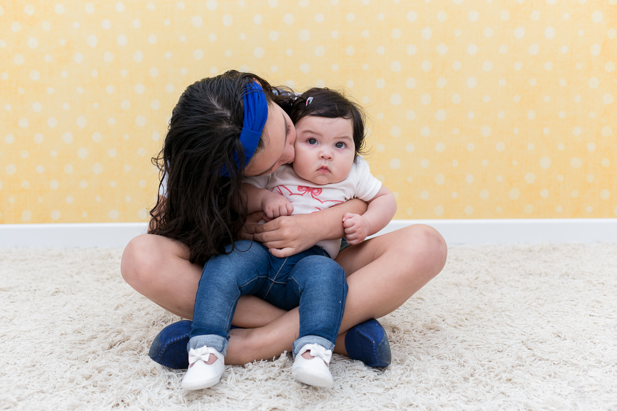 mãe de menina, ensaio infantil, ensaio fotografico, ensaio de irmãs, fotografia de família, fotografia de crianças, fotografia de amor, tinta, bagunça, baby, bolinha de sabão, bagunça, alegria