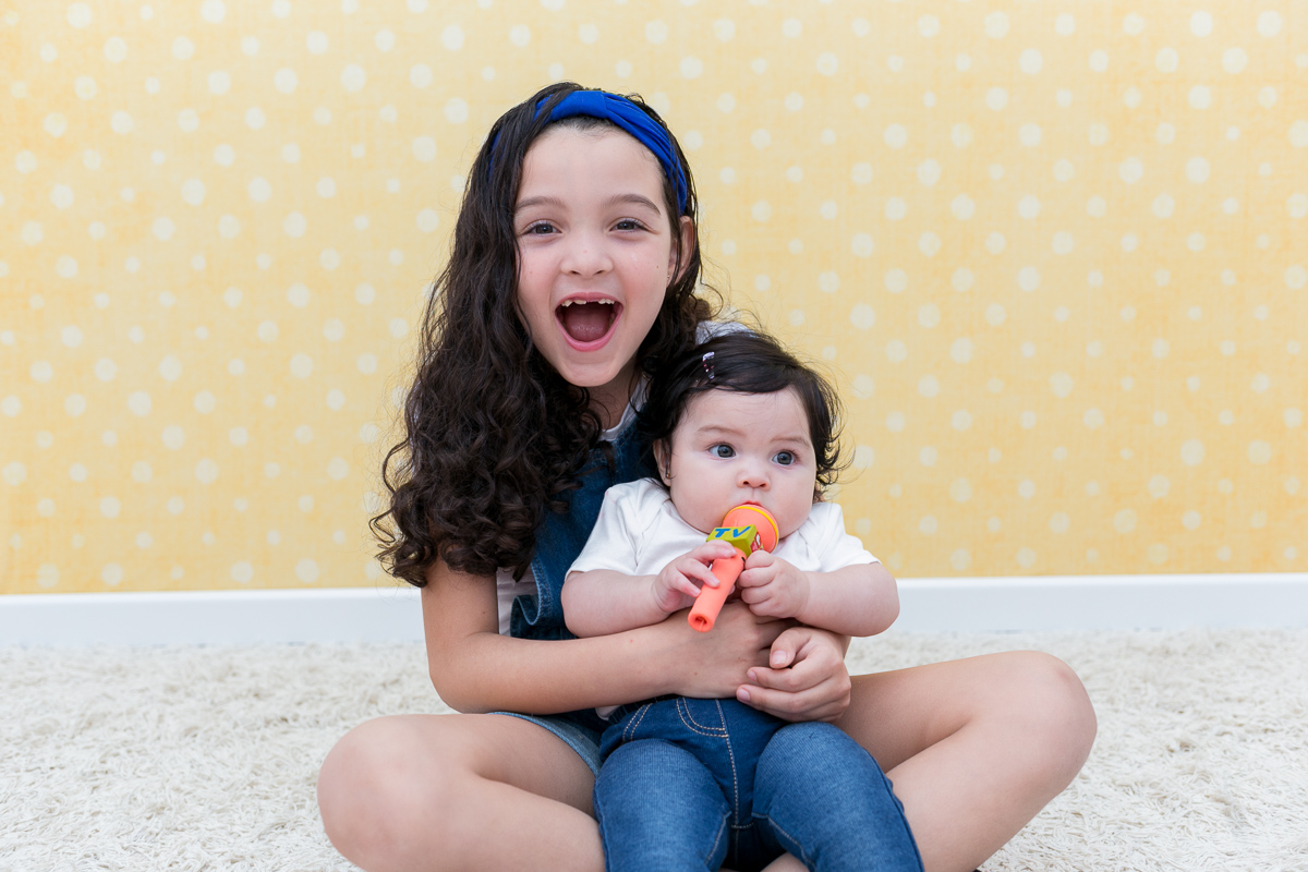 mãe de menina, ensaio infantil, ensaio fotografico, ensaio de irmãs, fotografia de família, fotografia de crianças, fotografia de amor, tinta, bagunça, baby, bolinha de sabão, bagunça, alegria