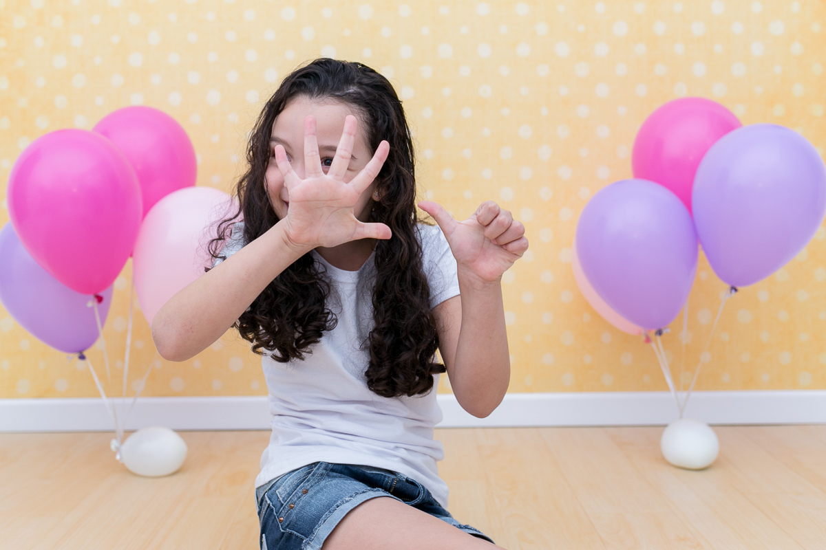 mãe de menina, ensaio infantil, ensaio fotografico, ensaio de irmãs, fotografia de família, fotografia de crianças, fotografia de amor, tinta, bagunça, baby, bolinha de sabão, bagunça, alegria
