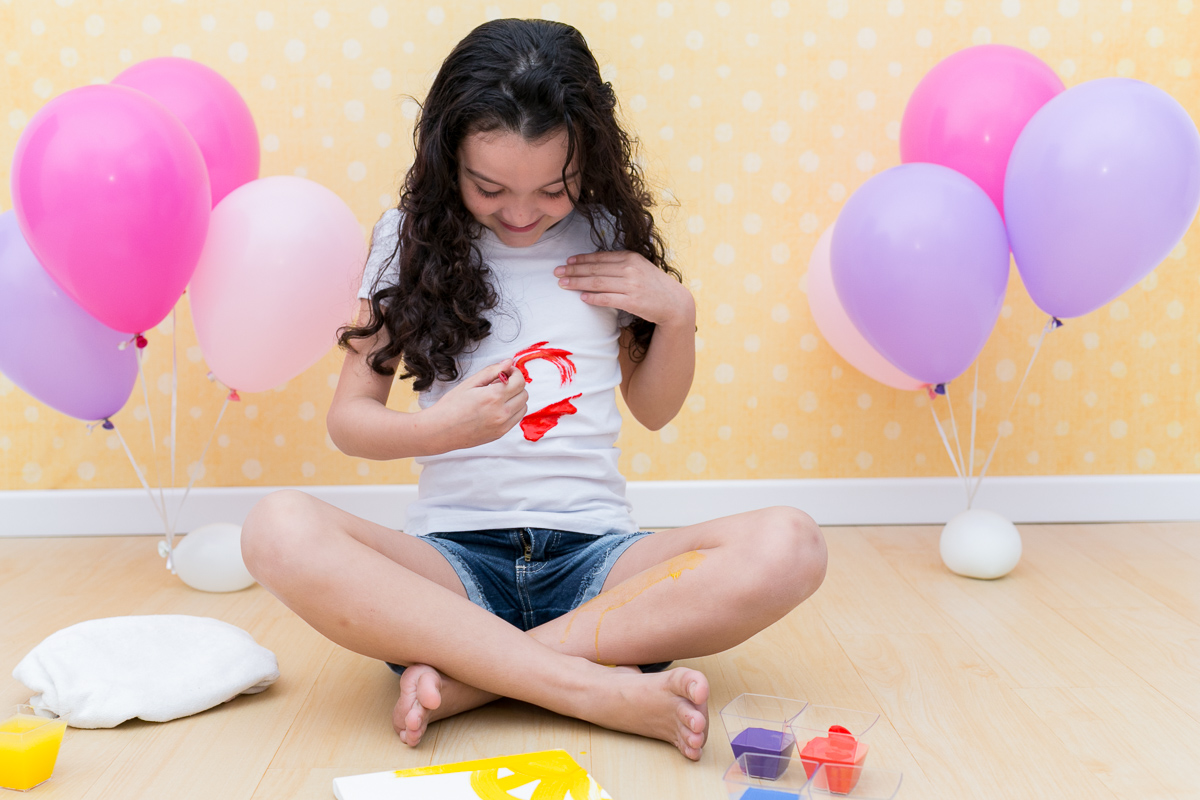 mãe de menina, ensaio infantil, ensaio fotografico, ensaio de irmãs, fotografia de família, fotografia de crianças, fotografia de amor, tinta, bagunça, baby, bolinha de sabão, bagunça, alegria