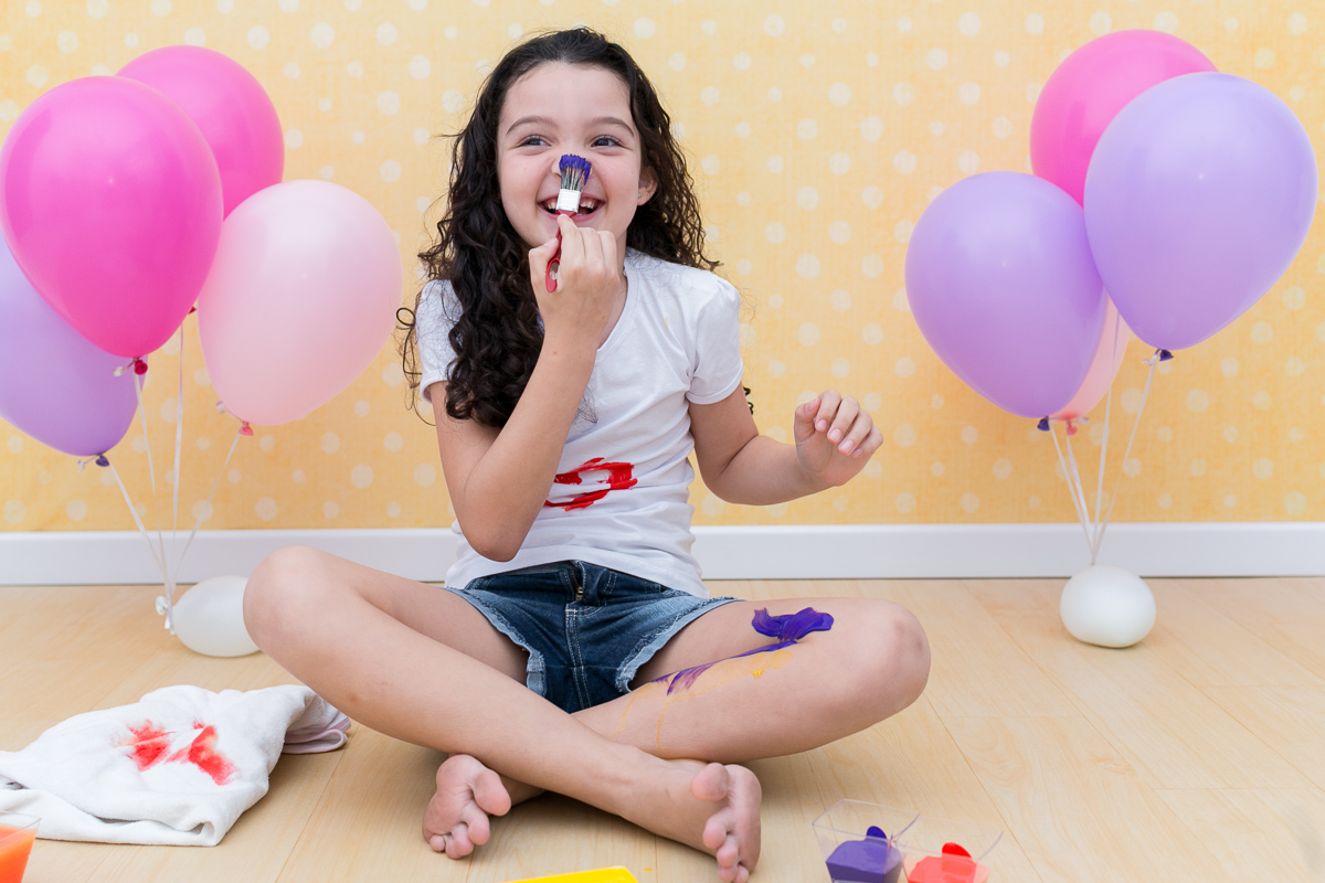 mãe de menina, ensaio infantil, ensaio fotografico, ensaio de irmãs, fotografia de família, fotografia de crianças, fotografia de amor, tinta, bagunça, baby, bolinha de sabão, bagunça, alegria