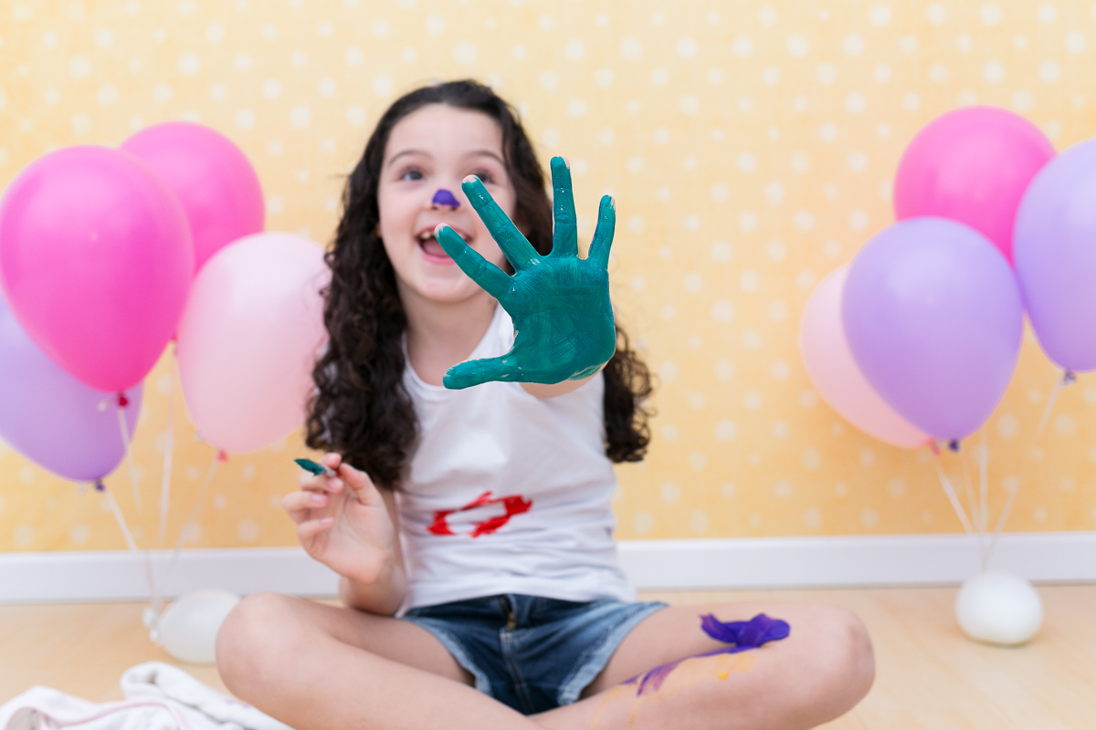 mãe de menina, ensaio infantil, ensaio fotografico, ensaio de irmãs, fotografia de família, fotografia de crianças, fotografia de amor, tinta, bagunça, baby, bolinha de sabão, bagunça, alegria