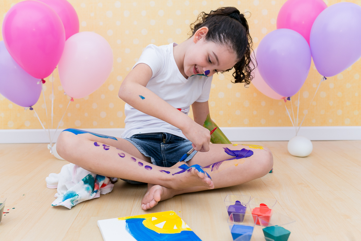 mãe de menina, ensaio infantil, ensaio fotografico, ensaio de irmãs, fotografia de família, fotografia de crianças, fotografia de amor, tinta, bagunça, baby, bolinha de sabão, bagunça, alegria