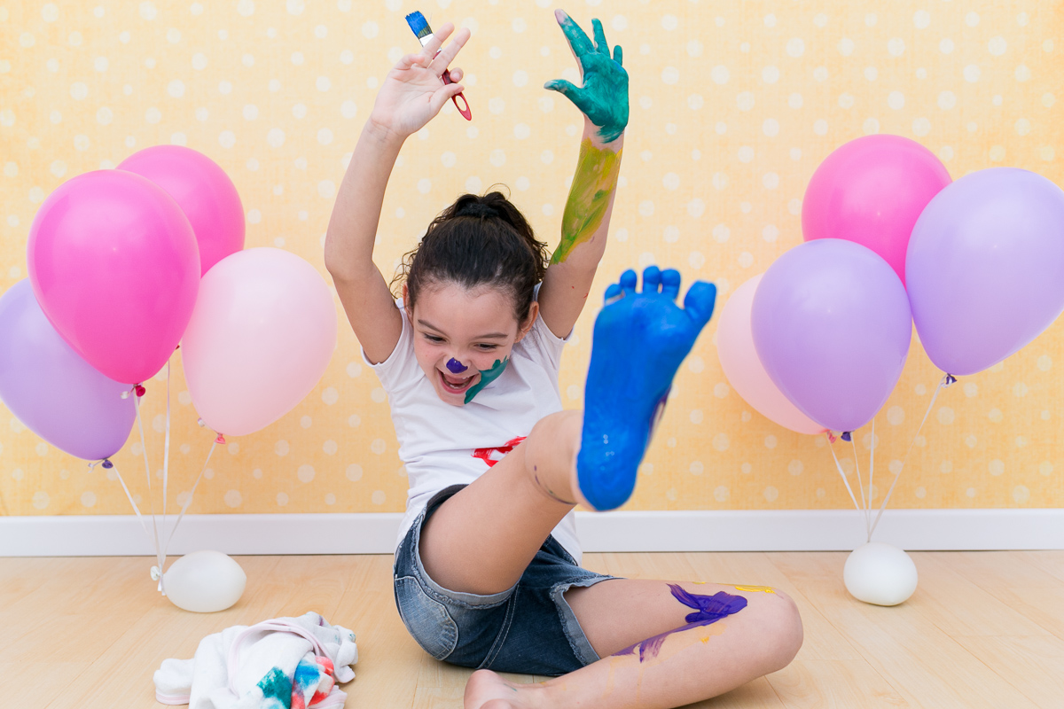 mãe de menina, ensaio infantil, ensaio fotografico, ensaio de irmãs, fotografia de família, fotografia de crianças, fotografia de amor, tinta, bagunça, baby, bolinha de sabão, bagunça, alegria