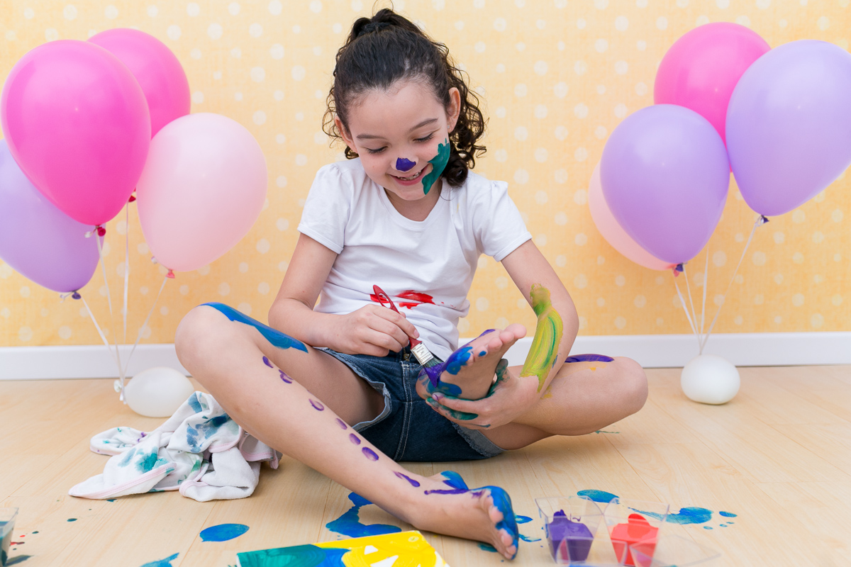 mãe de menina, ensaio infantil, ensaio fotografico, ensaio de irmãs, fotografia de família, fotografia de crianças, fotografia de amor, tinta, bagunça, baby, bolinha de sabão, bagunça, alegria
