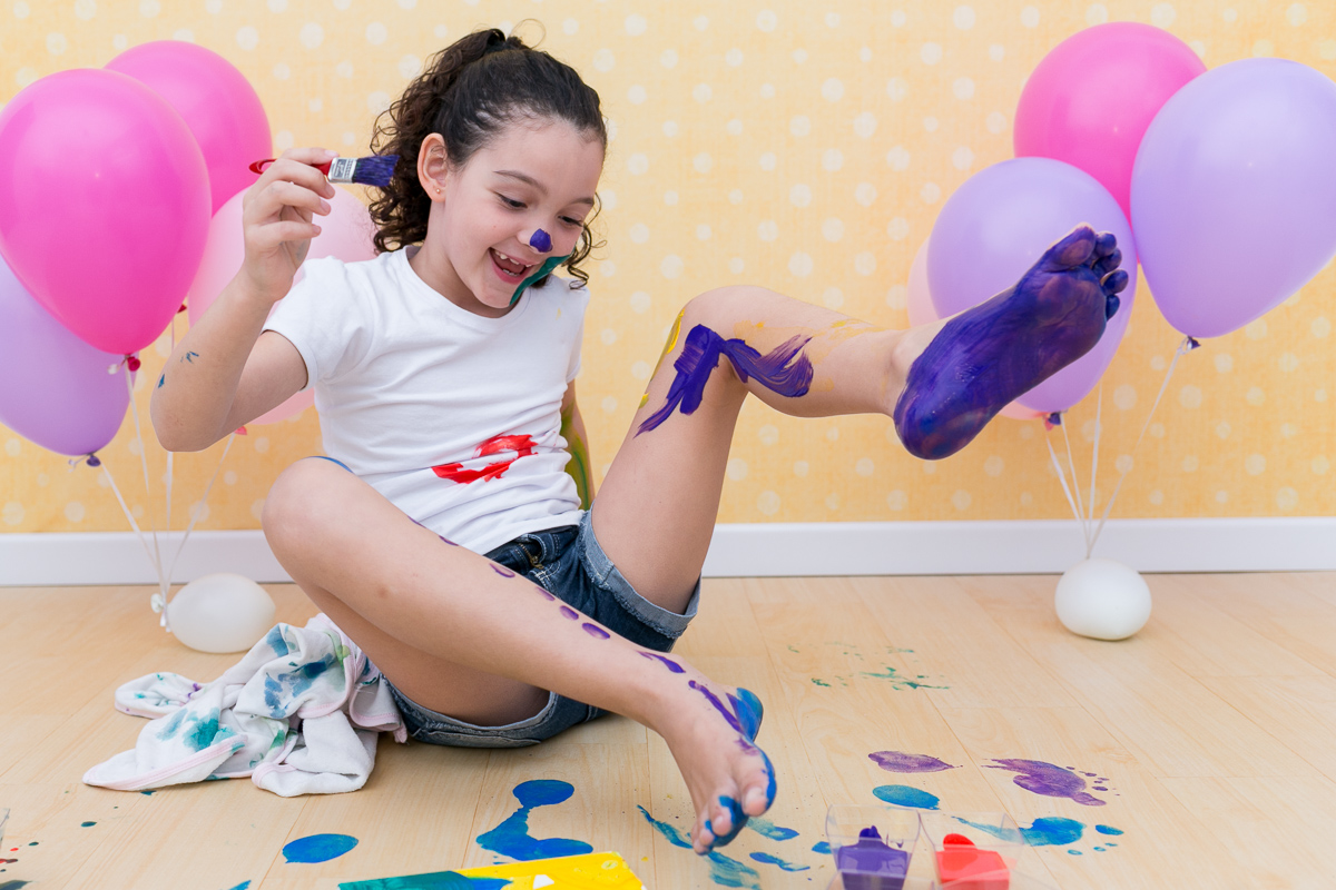 mãe de menina, ensaio infantil, ensaio fotografico, ensaio de irmãs, fotografia de família, fotografia de crianças, fotografia de amor, tinta, bagunça, baby, bolinha de sabão, bagunça, alegria