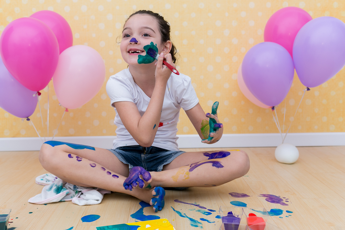 mãe de menina, ensaio infantil, ensaio fotografico, ensaio de irmãs, fotografia de família, fotografia de crianças, fotografia de amor, tinta, bagunça, baby, bolinha de sabão, bagunça, alegria