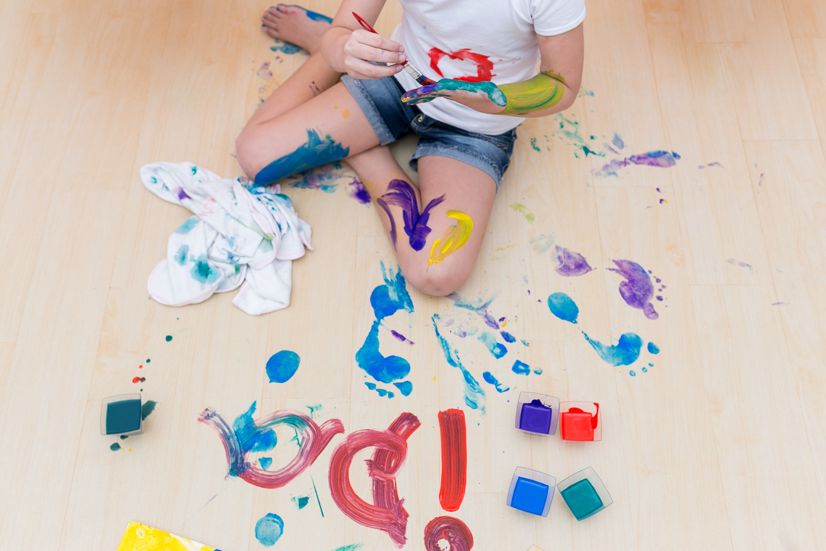 mãe de menina, ensaio infantil, ensaio fotografico, ensaio de irmãs, fotografia de família, fotografia de crianças, fotografia de amor, tinta, bagunça, baby, bolinha de sabão, bagunça, alegria