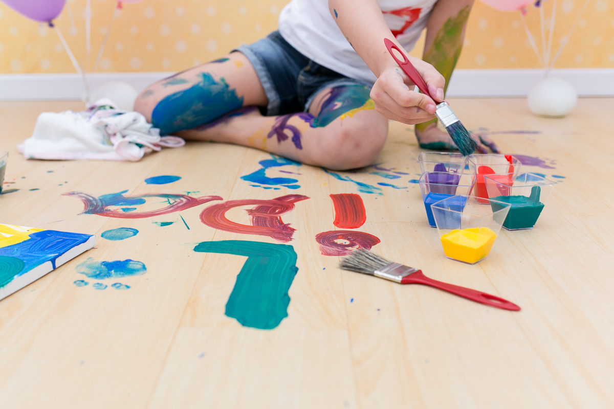 mãe de menina, ensaio infantil, ensaio fotografico, ensaio de irmãs, fotografia de família, fotografia de crianças, fotografia de amor, tinta, bagunça, baby, bolinha de sabão, bagunça, alegria
