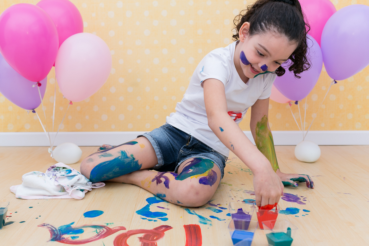 mãe de menina, ensaio infantil, ensaio fotografico, ensaio de irmãs, fotografia de família, fotografia de crianças, fotografia de amor, tinta, bagunça, baby, bolinha de sabão, bagunça, alegria