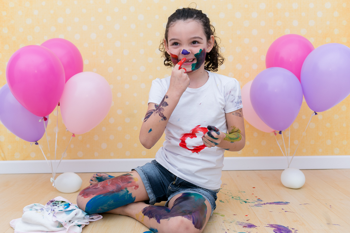mãe de menina, ensaio infantil, ensaio fotografico, ensaio de irmãs, fotografia de família, fotografia de crianças, fotografia de amor, tinta, bagunça, baby, bolinha de sabão, bagunça, alegria