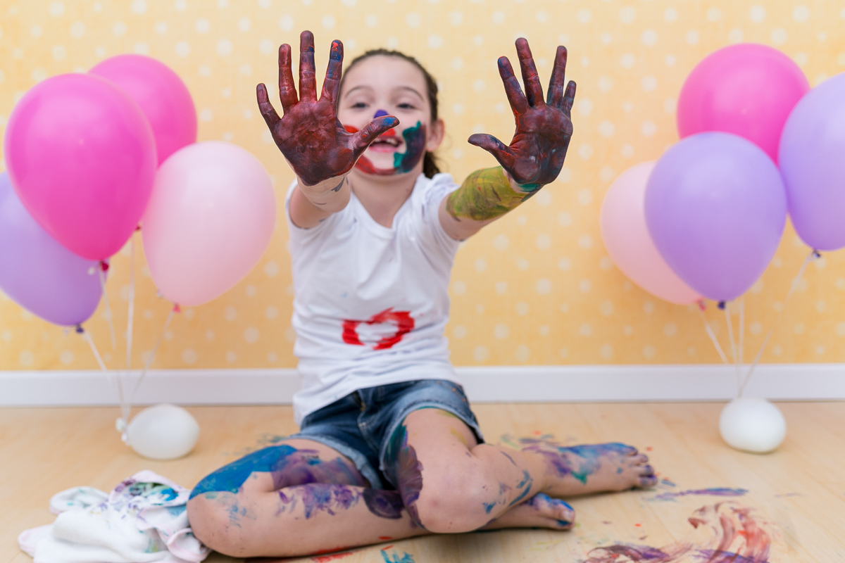 mãe de menina, ensaio infantil, ensaio fotografico, ensaio de irmãs, fotografia de família, fotografia de crianças, fotografia de amor, tinta, bagunça, baby, bolinha de sabão, bagunça, alegria