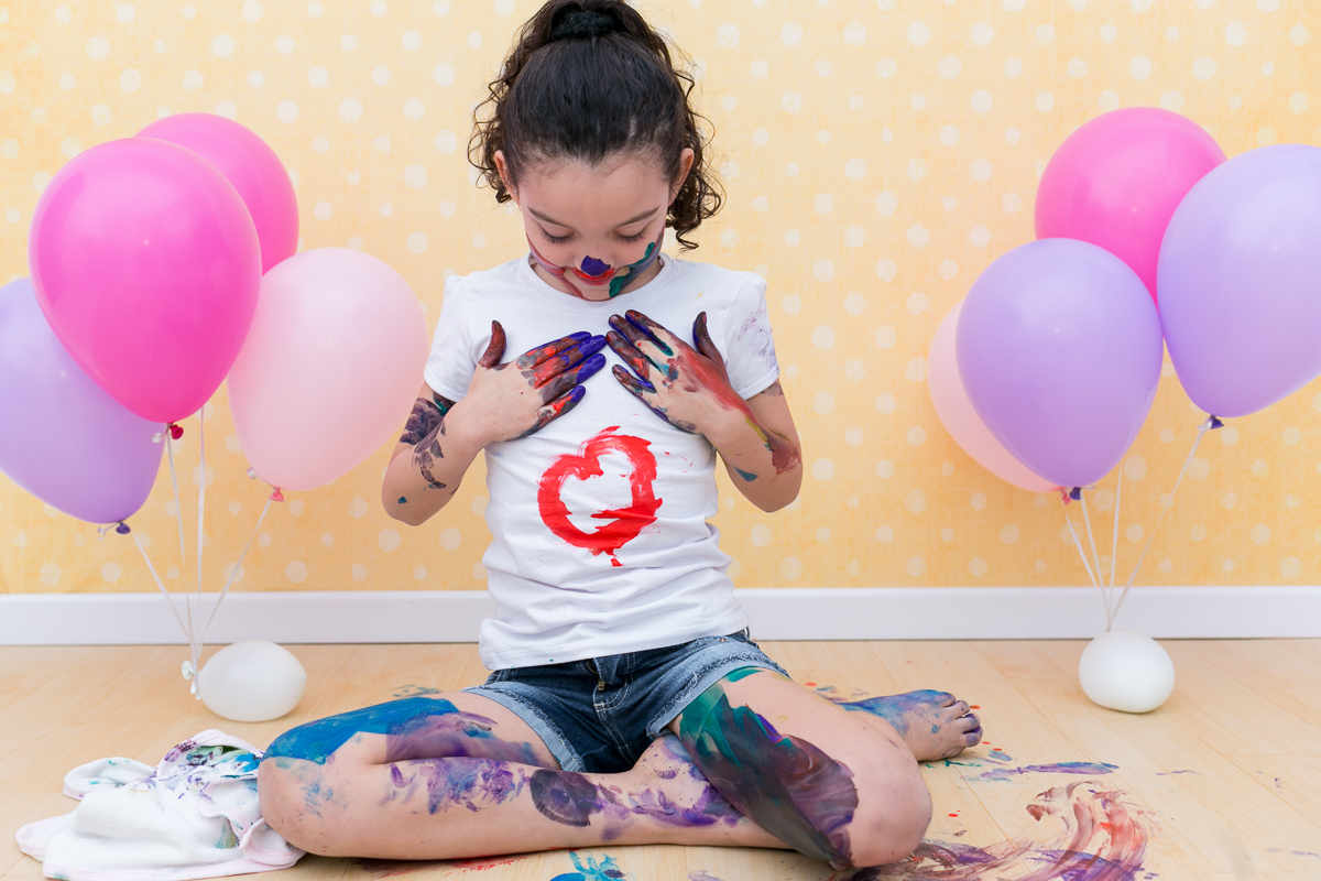mãe de menina, ensaio infantil, ensaio fotografico, ensaio de irmãs, fotografia de família, fotografia de crianças, fotografia de amor, tinta, bagunça, baby, bolinha de sabão, bagunça, alegria