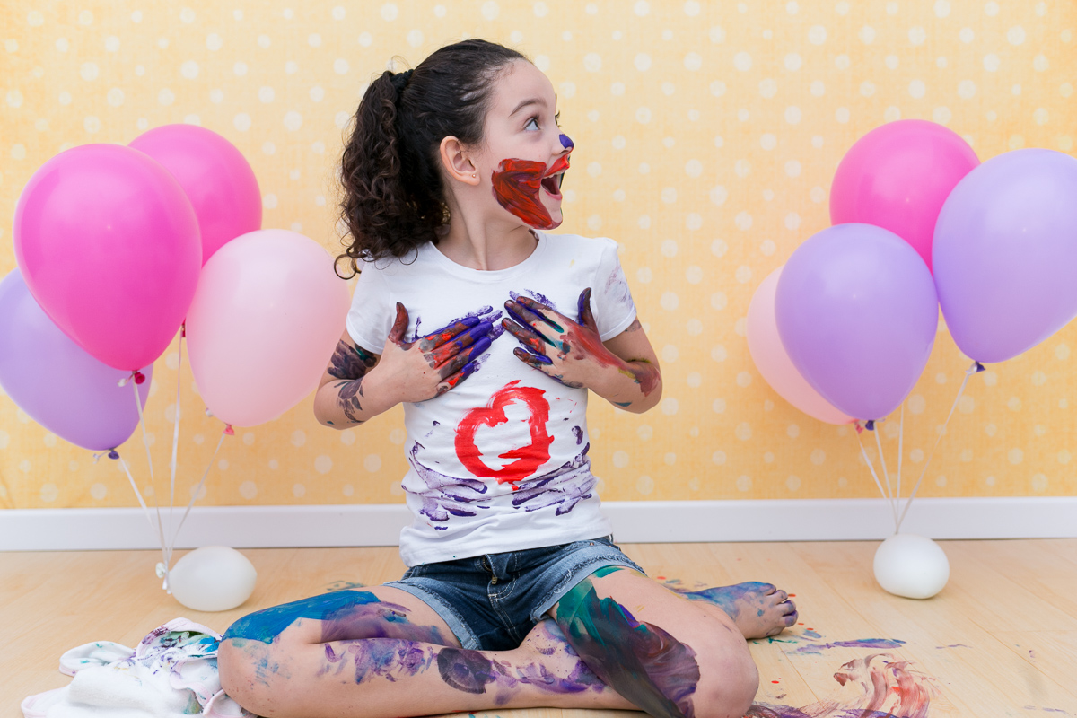 mãe de menina, ensaio infantil, ensaio fotografico, ensaio de irmãs, fotografia de família, fotografia de crianças, fotografia de amor, tinta, bagunça, baby, bolinha de sabão, bagunça, alegria