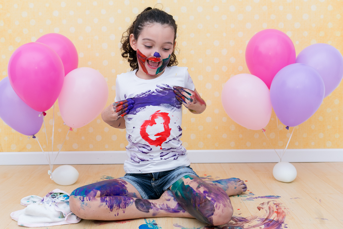 mãe de menina, ensaio infantil, ensaio fotografico, ensaio de irmãs, fotografia de família, fotografia de crianças, fotografia de amor, tinta, bagunça, baby, bolinha de sabão, bagunça, alegria