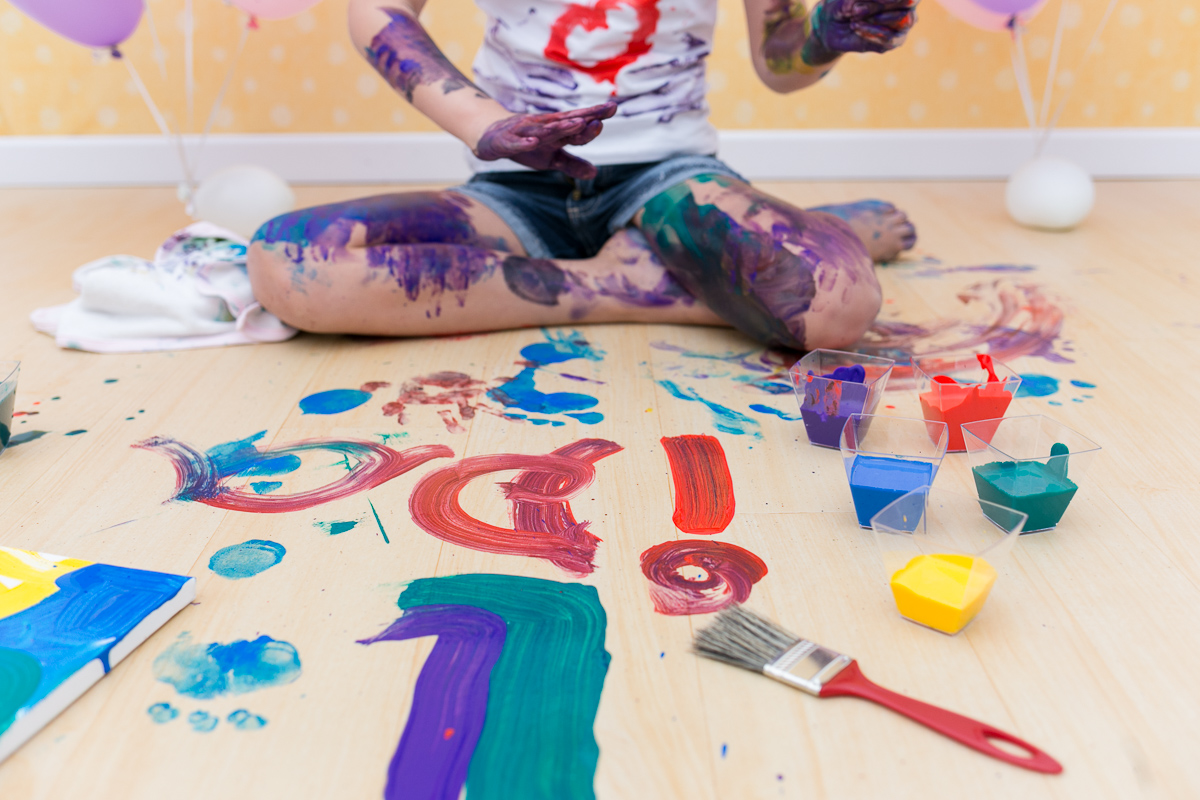 mãe de menina, ensaio infantil, ensaio fotografico, ensaio de irmãs, fotografia de família, fotografia de crianças, fotografia de amor, tinta, bagunça, baby, bolinha de sabão, bagunça, alegria