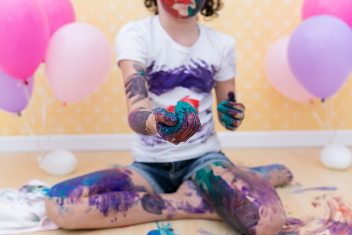 mãe de menina, ensaio infantil, ensaio fotografico, ensaio de irmãs, fotografia de família, fotografia de crianças, fotografia de amor, tinta, bagunça, baby, bolinha de sabão, bagunça, alegria