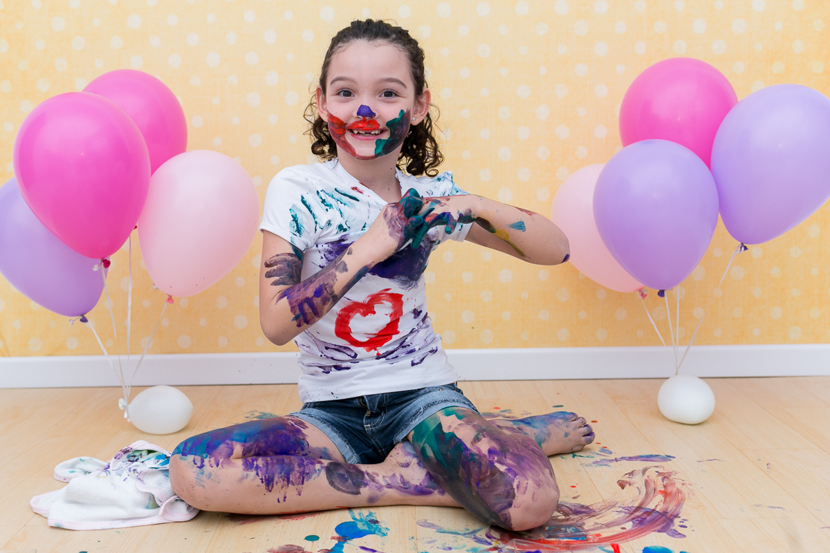 mãe de menina, ensaio infantil, ensaio fotografico, ensaio de irmãs, fotografia de família, fotografia de crianças, fotografia de amor, tinta, bagunça, baby, bolinha de sabão, bagunça, alegria