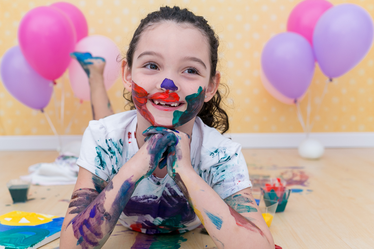 mãe de menina, ensaio infantil, ensaio fotografico, ensaio de irmãs, fotografia de família, fotografia de crianças, fotografia de amor, tinta, bagunça, baby, bolinha de sabão, bagunça, alegria