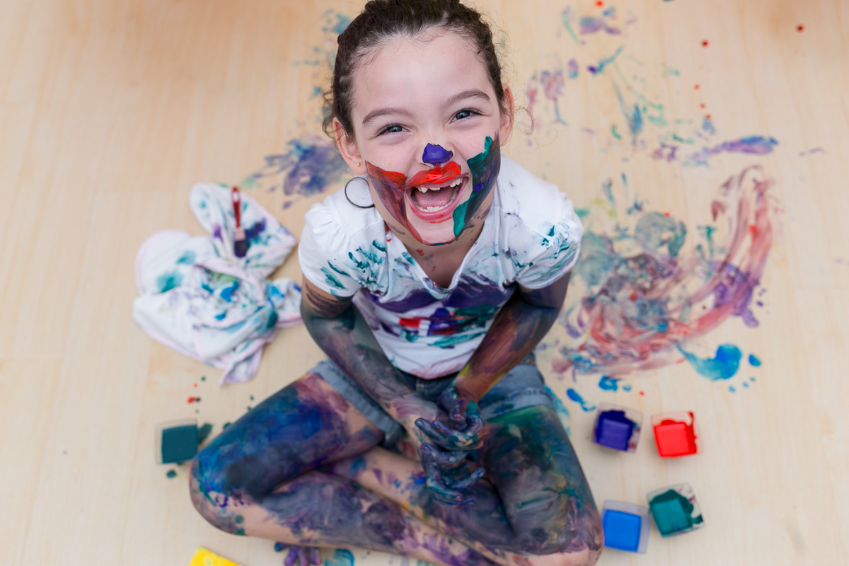 mãe de menina, ensaio infantil, ensaio fotografico, ensaio de irmãs, fotografia de família, fotografia de crianças, fotografia de amor, tinta, bagunça, baby, bolinha de sabão, bagunça, alegria