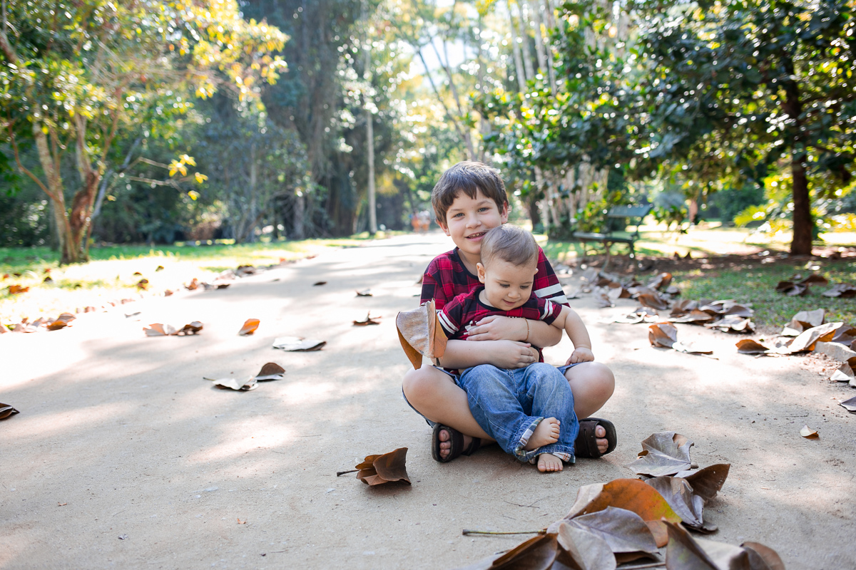 ensaio família, mãe de menino, fotografia de família, fotografia de amor, jardim botânico, irmãos, diversão, alegria, dia feliz