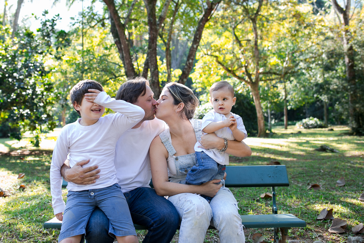 ensaio família, mãe de menino, fotografia de família, fotografia de amor, jardim botânico, irmãos, diversão, alegria, dia feliz