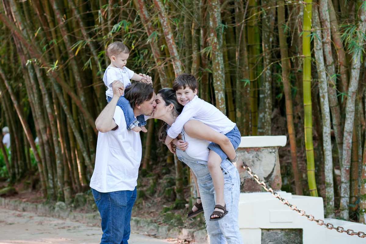 ensaio família, mãe de menino, fotografia de família, fotografia de amor, jardim botânico, irmãos, diversão, alegria, dia feliz