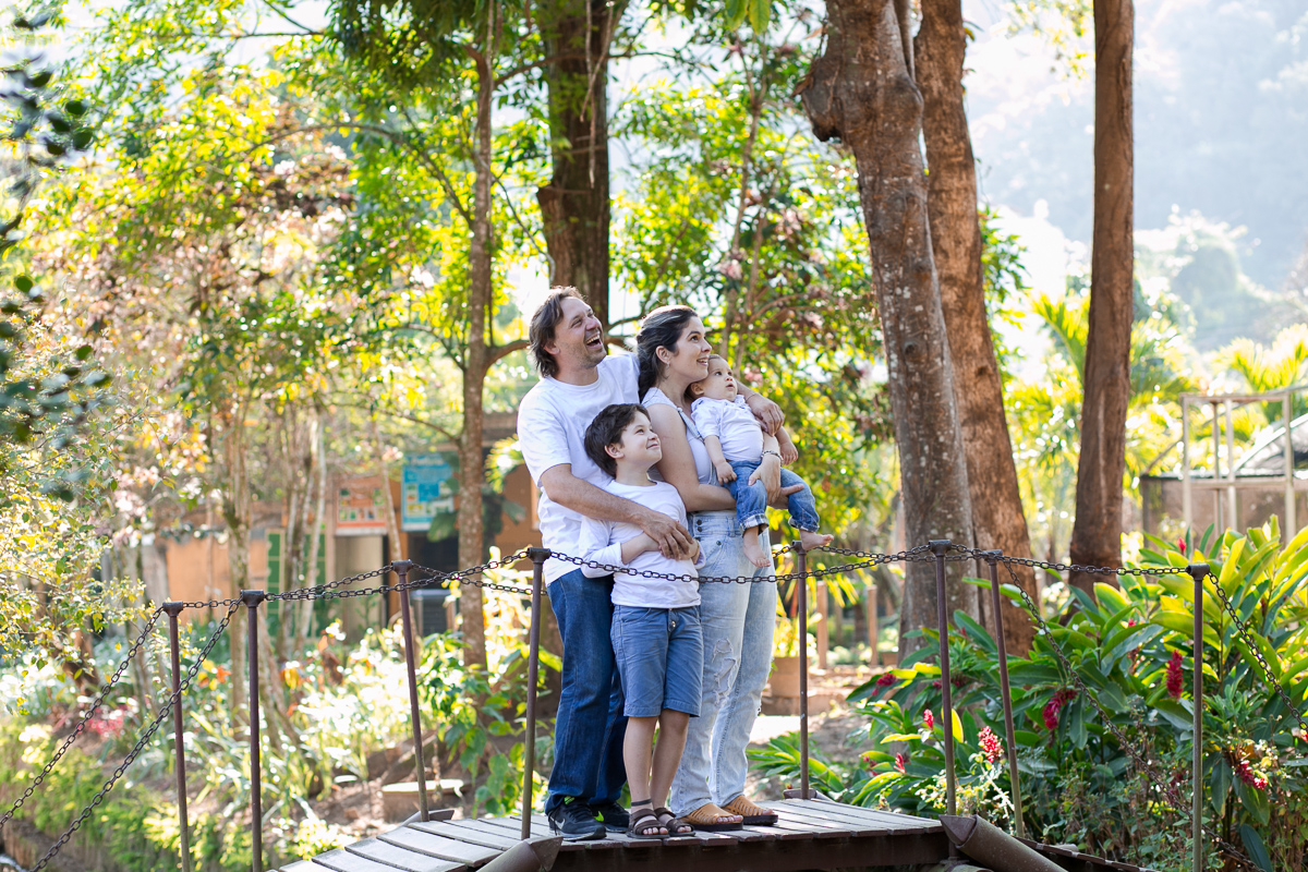 ensaio família, mãe de menino, fotografia de família, fotografia de amor, jardim botânico, irmãos, diversão, alegria, dia feliz