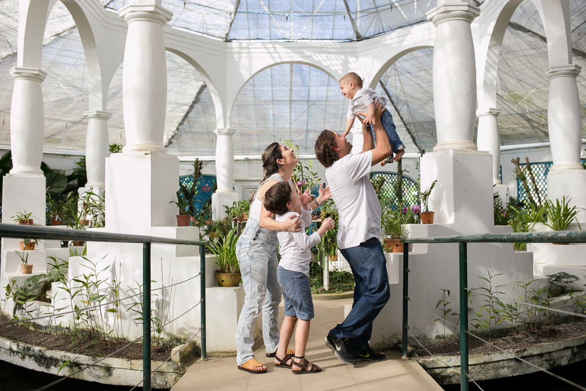 ensaio família, mãe de menino, fotografia de família, fotografia de amor, jardim botânico, irmãos, diversão, alegria, dia feliz