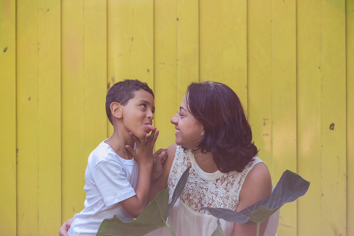 ensaio família, fotografia de família, fotografia de amor, mãe e filho, urca, rio de janeiro, bagunça, sorriso, diversão, mar, sol