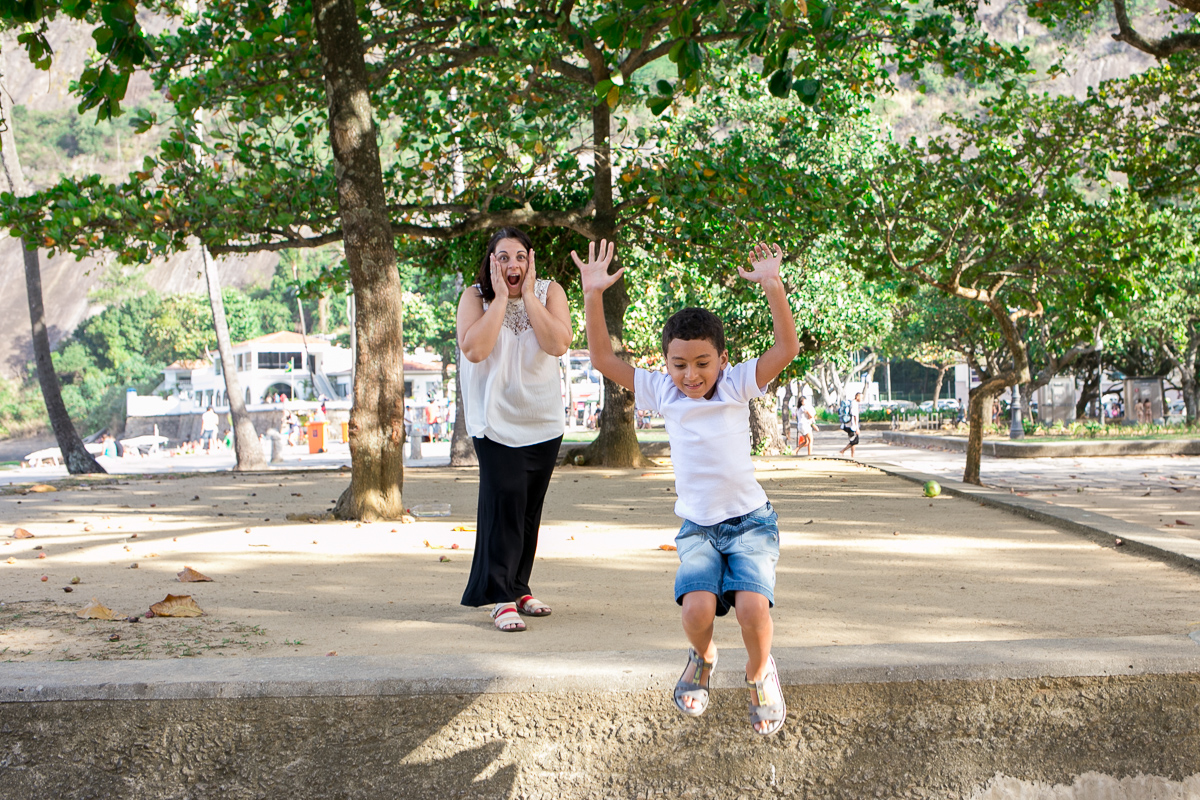 ensaio família, fotografia de família, fotografia de amor, mãe e filho, urca, rio de janeiro, bagunça, sorriso, diversão, mar, sol