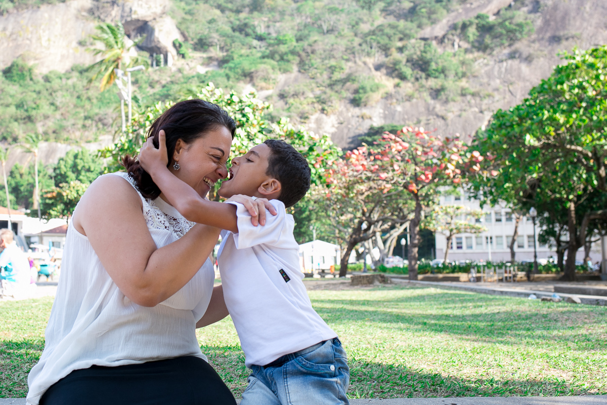 ensaio família, fotografia de família, fotografia de amor, mãe e filho, urca, rio de janeiro, bagunça, sorriso, diversão, mar, sol