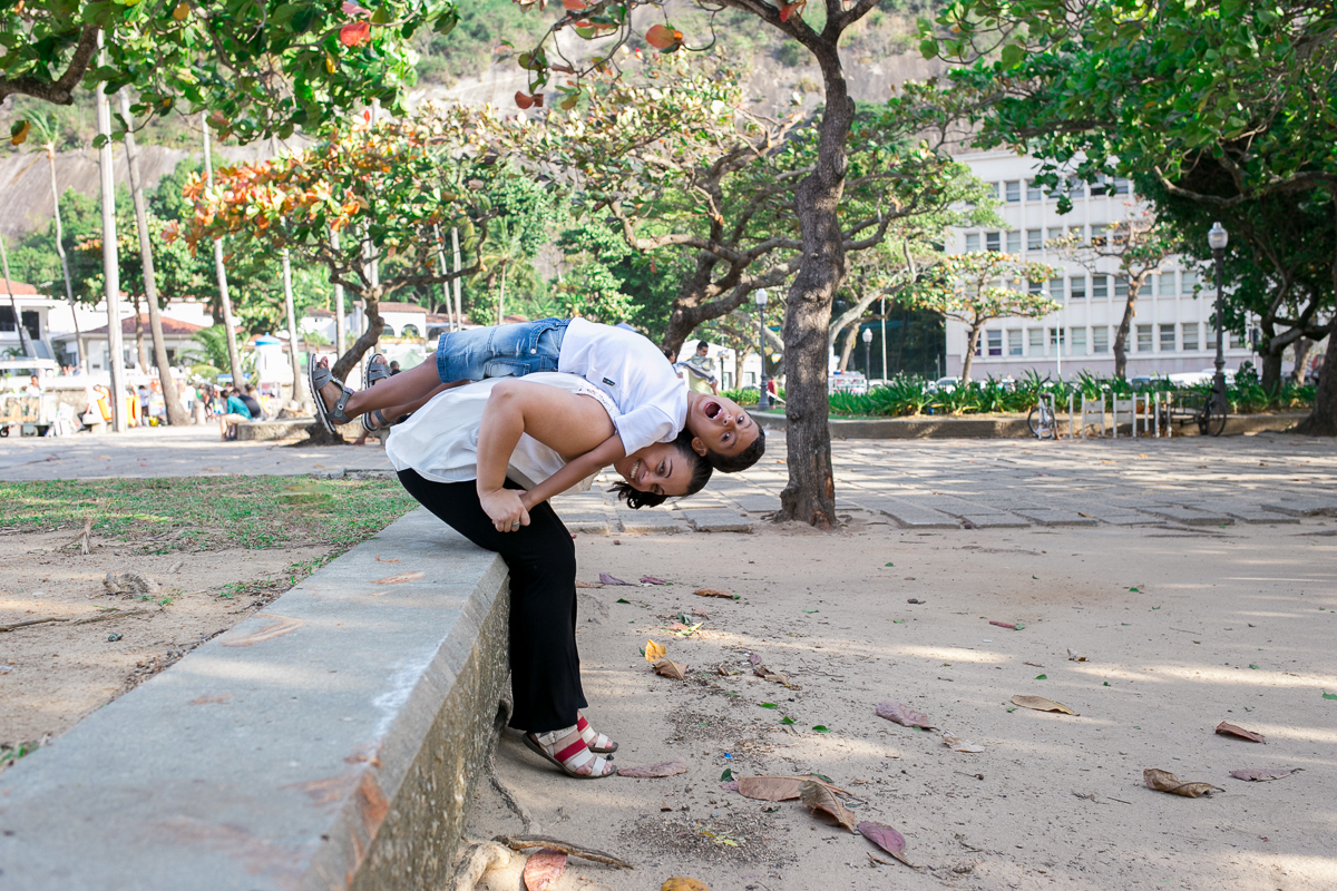 ensaio família, fotografia de família, fotografia de amor, mãe e filho, urca, rio de janeiro, bagunça, sorriso, diversão, mar, sol