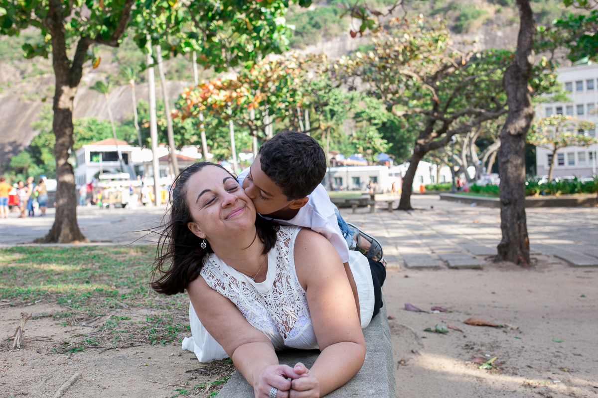 ensaio família, fotografia de família, fotografia de amor, mãe e filho, urca, rio de janeiro, bagunça, sorriso, diversão, mar, sol