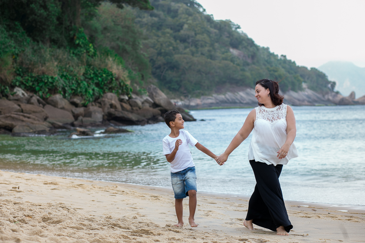 ensaio família, fotografia de família, fotografia de amor, mãe e filho, urca, rio de janeiro, bagunça, sorriso, diversão, mar, sol