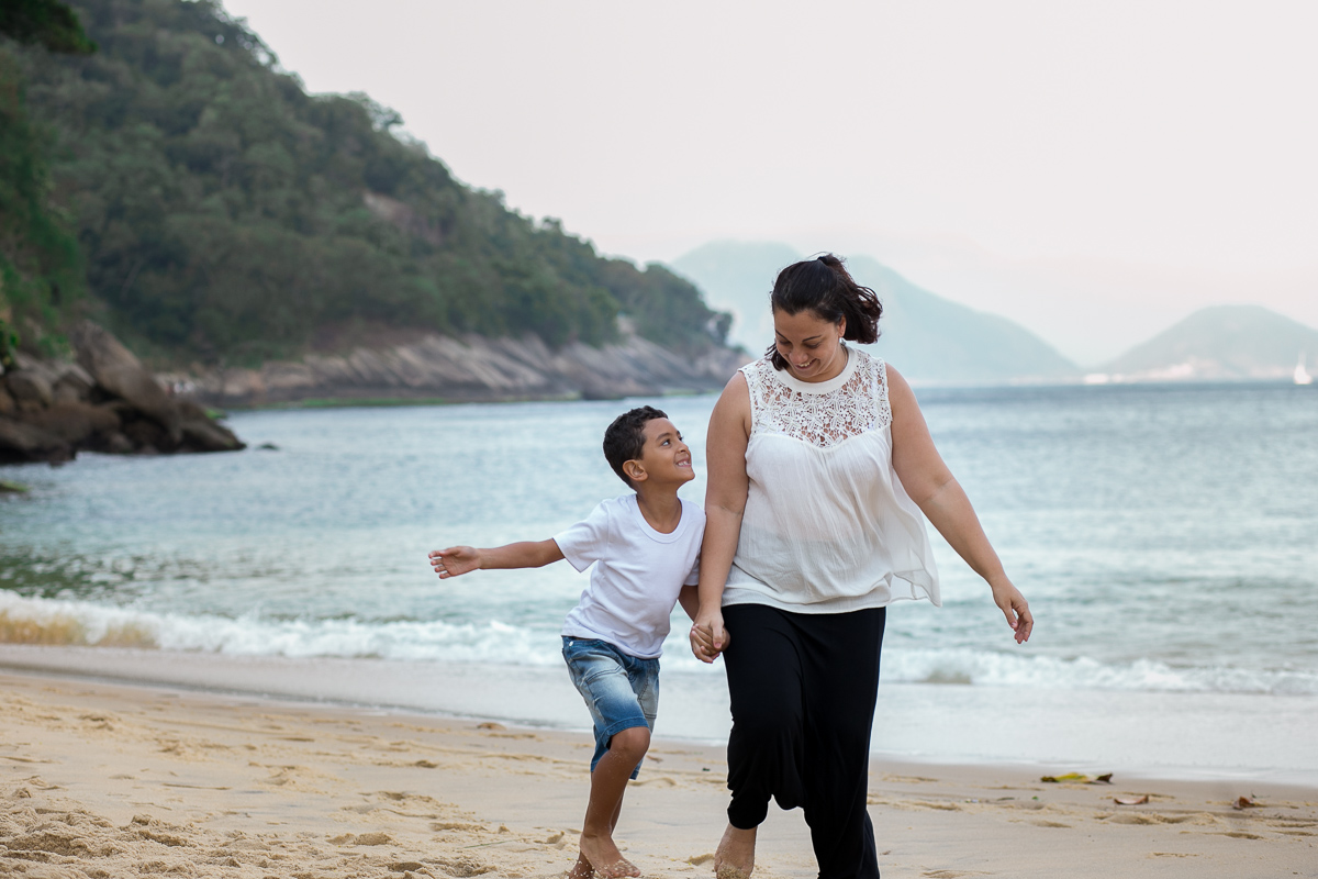 ensaio família, fotografia de família, fotografia de amor, mãe e filho, urca, rio de janeiro, bagunça, sorriso, diversão, mar, sol