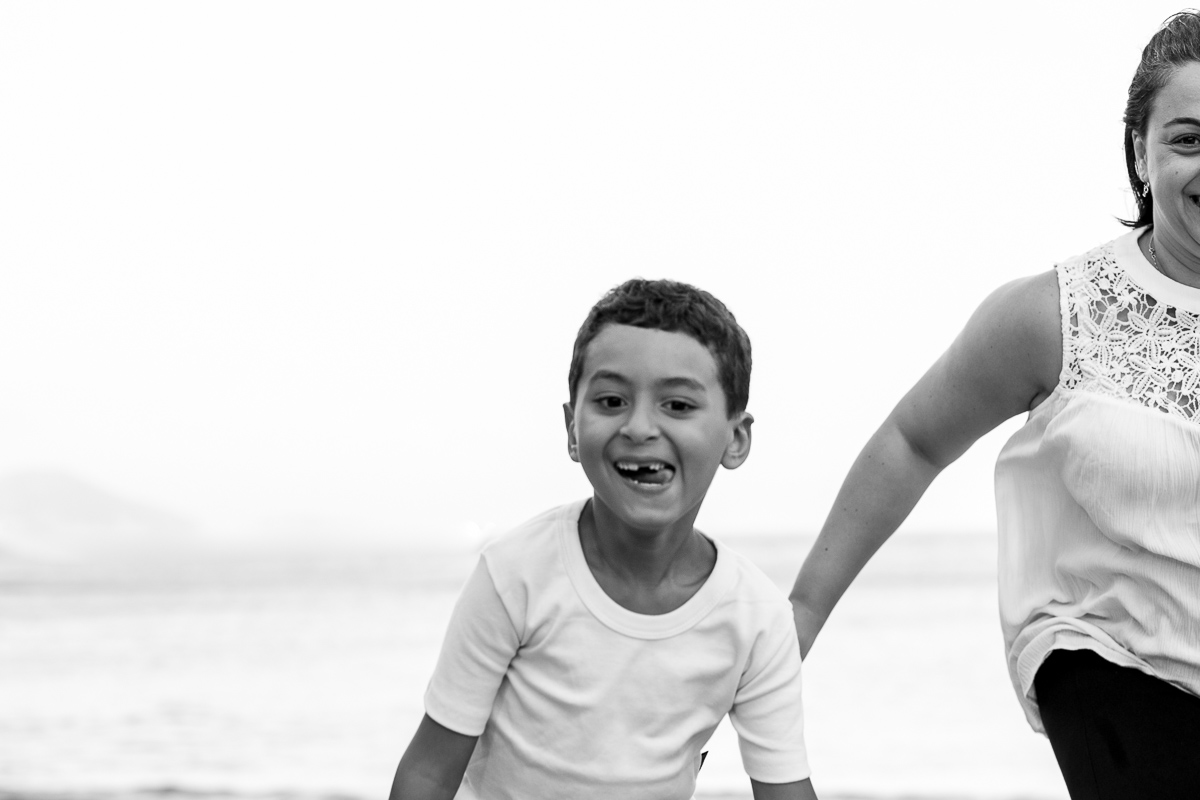 ensaio família, fotografia de família, fotografia de amor, mãe e filho, urca, rio de janeiro, bagunça, sorriso, diversão, mar, sol