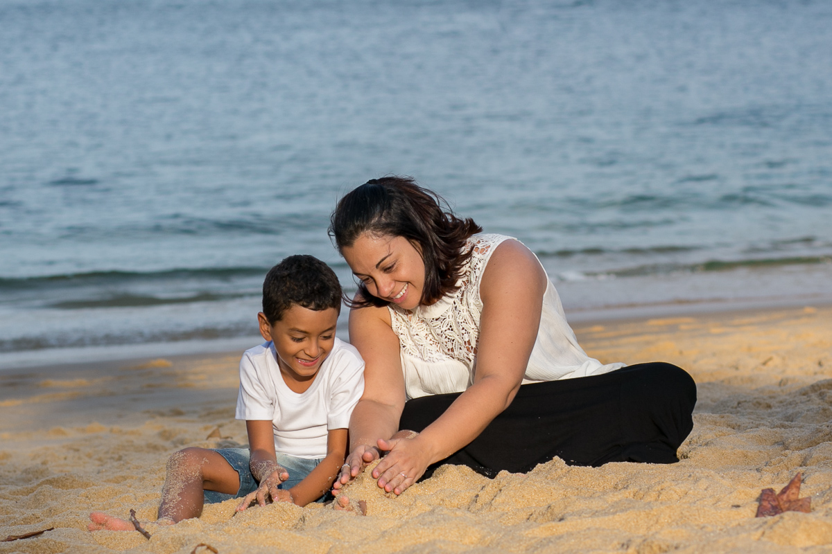 ensaio família, fotografia de família, fotografia de amor, mãe e filho, urca, rio de janeiro, bagunça, sorriso, diversão, mar, sol