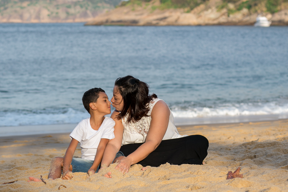 ensaio família, fotografia de família, fotografia de amor, mãe e filho, urca, rio de janeiro, bagunça, sorriso, diversão, mar, sol