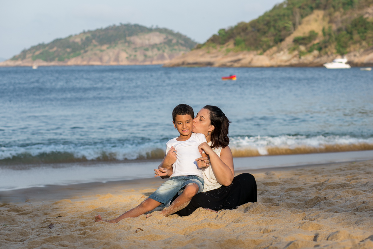ensaio família, fotografia de família, fotografia de amor, mãe e filho, urca, rio de janeiro, bagunça, sorriso, diversão, mar, sol