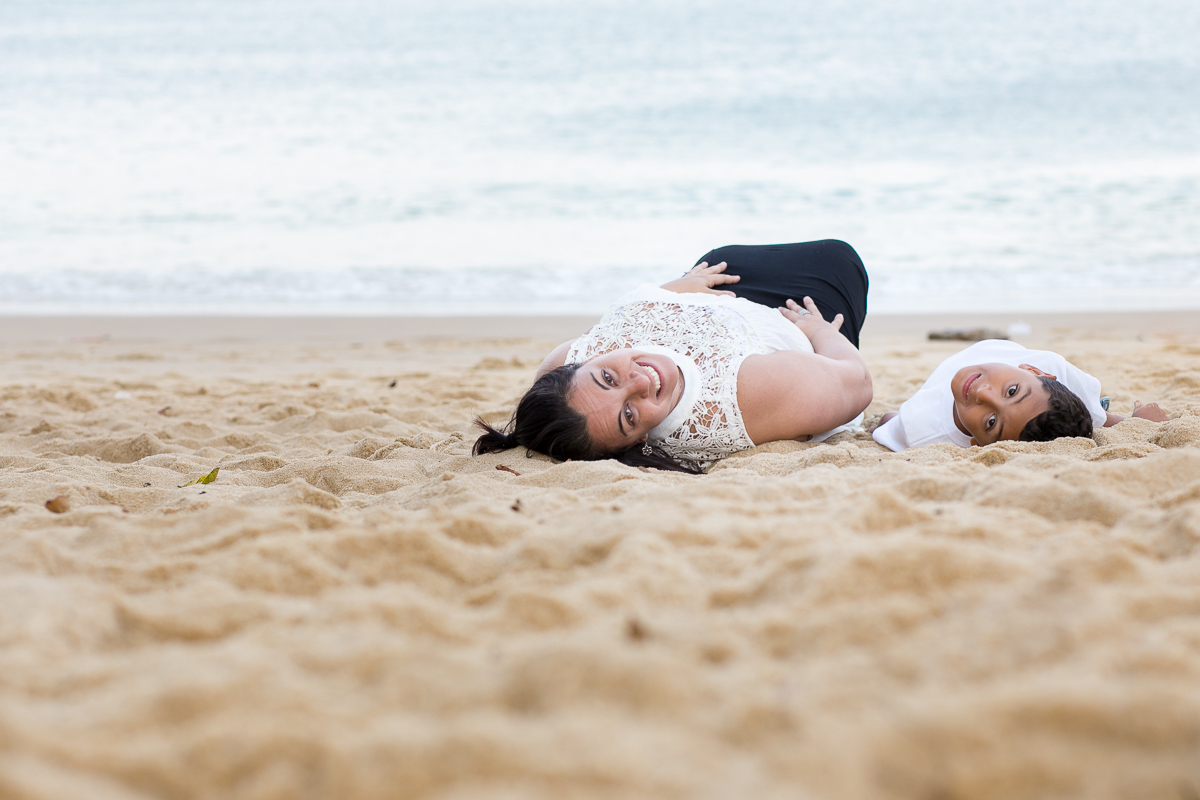 ensaio família, fotografia de família, fotografia de amor, mãe e filho, urca, rio de janeiro, bagunça, sorriso, diversão, mar, sol