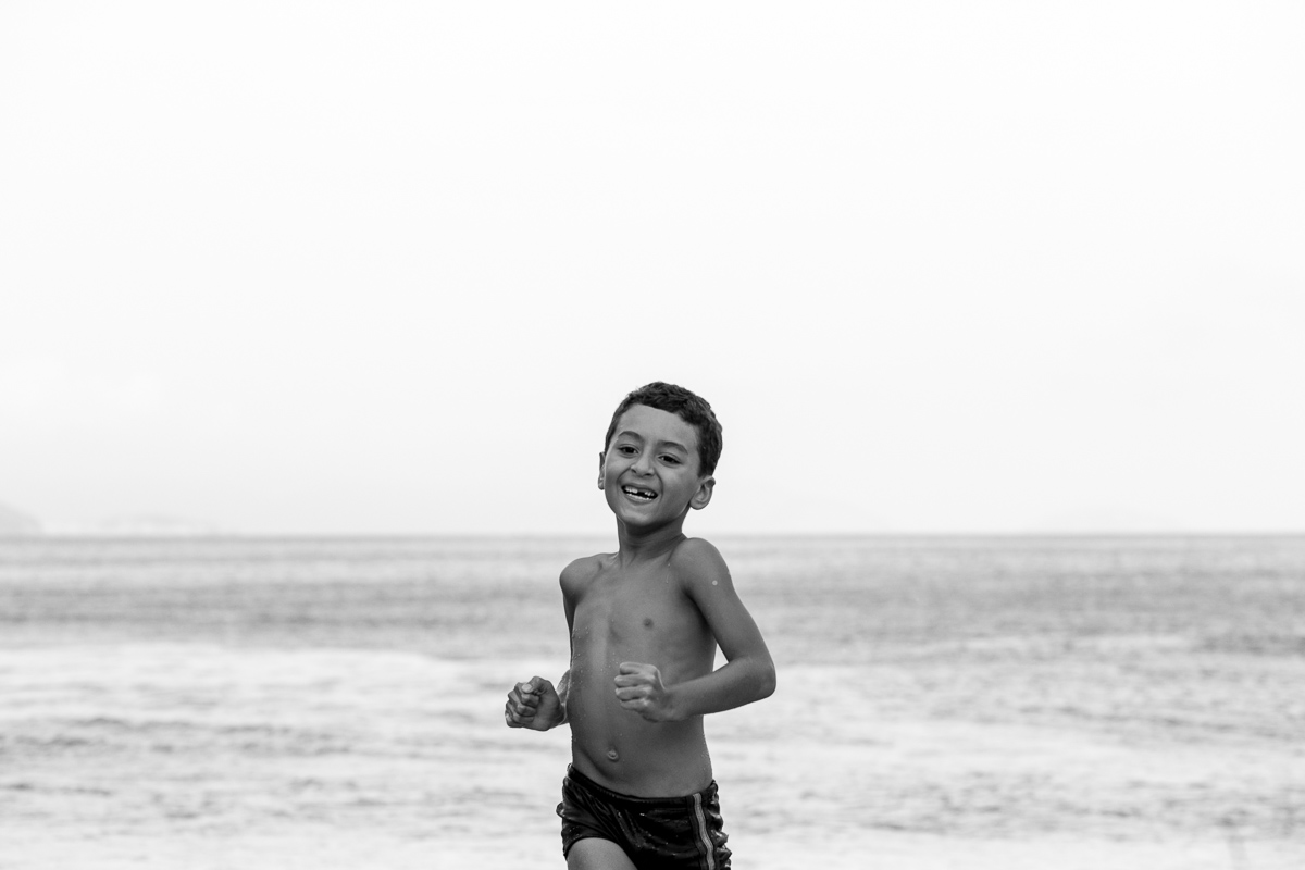 ensaio família, fotografia de família, fotografia de amor, mãe e filho, urca, rio de janeiro, bagunça, sorriso, diversão, mar, sol