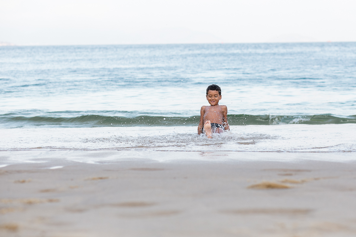 ensaio família, fotografia de família, fotografia de amor, mãe e filho, urca, rio de janeiro, bagunça, sorriso, diversão, mar, sol