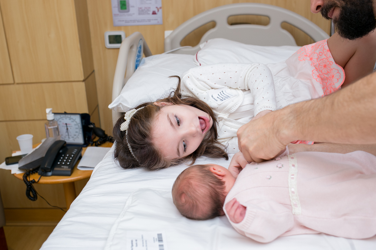 newbornlifestyle, nascimento, maternidade, baby, menina, its a girl, rio de janeiro, pós parto, família, fotografia de amor, irmãs, mãe de menina, nasceu