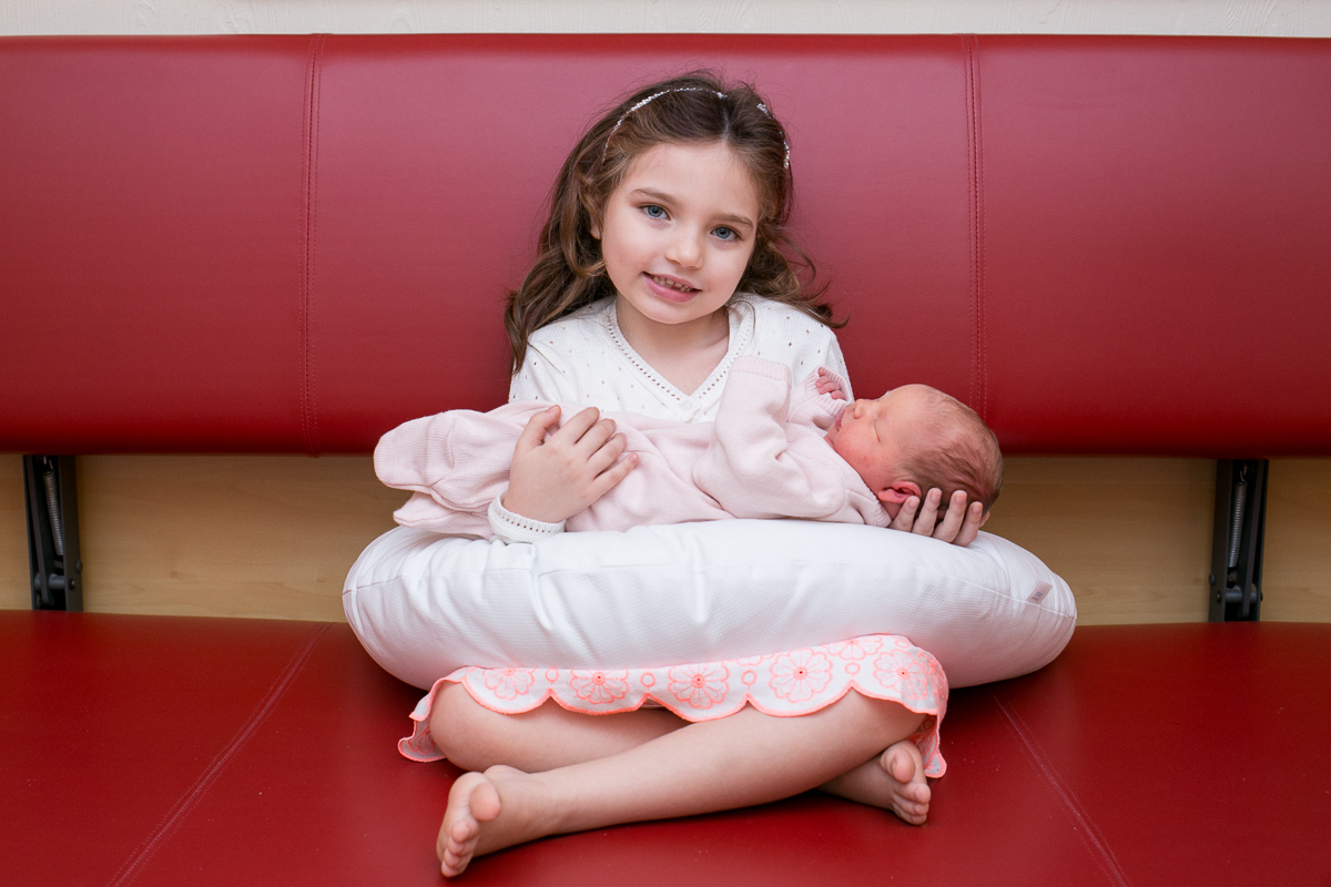 newbornlifestyle, nascimento, maternidade, baby, menina, its a girl, rio de janeiro, pós parto, família, fotografia de amor, irmãs, mãe de menina, nasceu