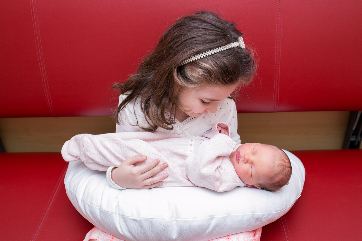 newbornlifestyle, nascimento, maternidade, baby, menina, its a girl, rio de janeiro, pós parto, família, fotografia de amor, irmãs, mãe de menina, nasceu