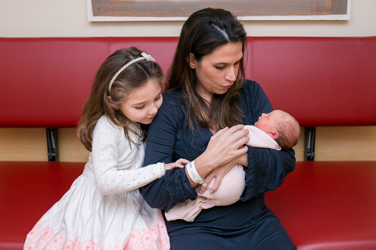 newbornlifestyle, nascimento, maternidade, baby, menina, its a girl, rio de janeiro, pós parto, família, fotografia de amor, irmãs, mãe de menina, nasceu