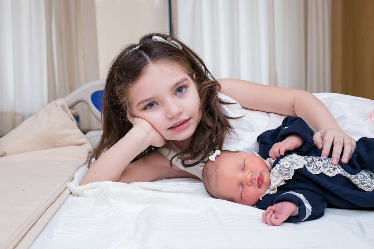 newbornlifestyle, nascimento, maternidade, baby, menina, its a girl, rio de janeiro, pós parto, família, fotografia de amor, irmãs, mãe de menina, nasceu